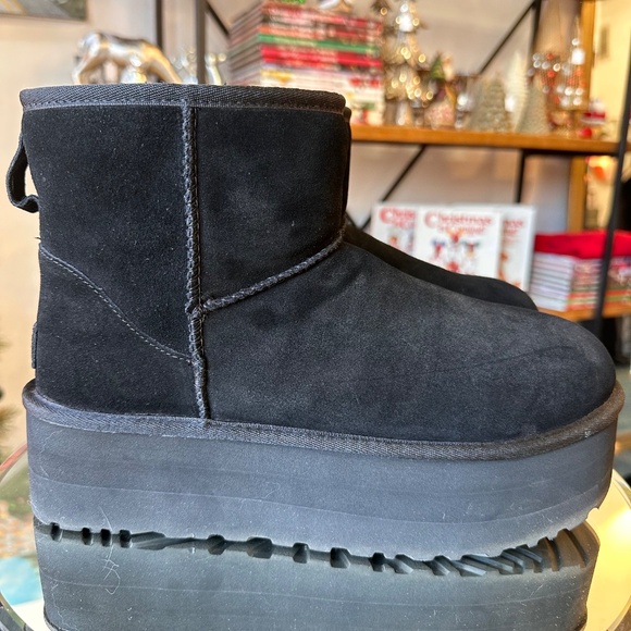 UGGS - Picture 4 of 9